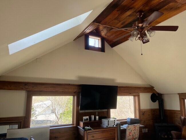 Techo de catedral y tragaluz - 410 Old Montague Rd