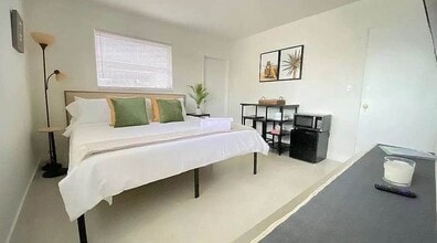 Building Photo - 1523 NE 51st St