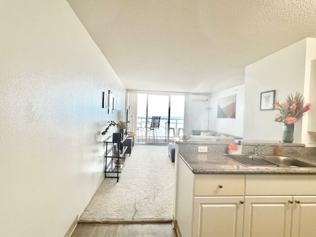 Building Photo - 2br/2ba/2pkg in Kakaako