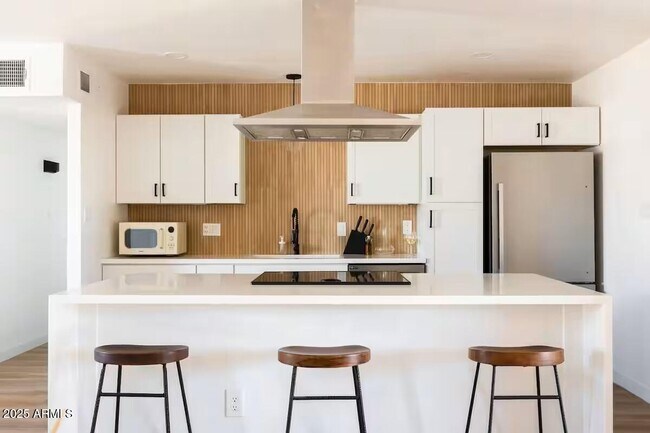 Foto del edificio - 8447 E Vernon Ave