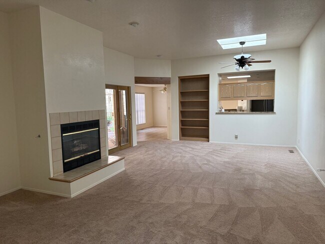 Foto del edificio - Desirable 3 Bed 2 Bath 2 Car Garage