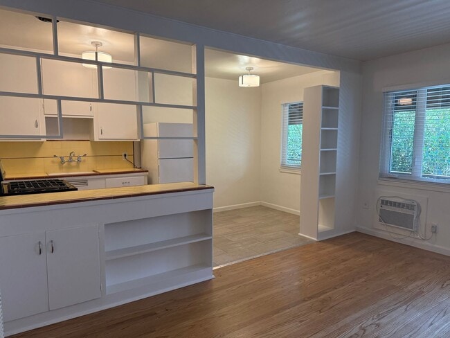 Building Photo - One-bed one-bath apartment for rent in a q...