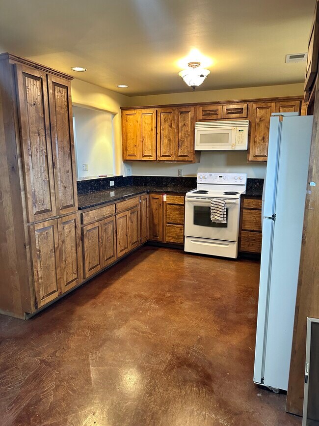 Building Photo - 5360 Agua Fria St