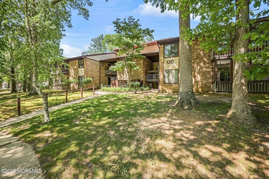 Foto principal - 120 Amberly Dr