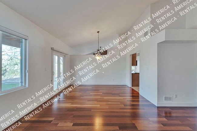 Foto del edificio - 8121 E Coronado Rd