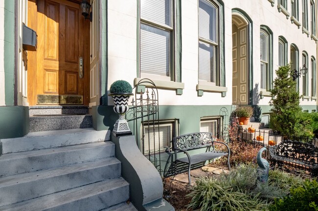 Building Photo - Charming Victorian Lafayette Square town home