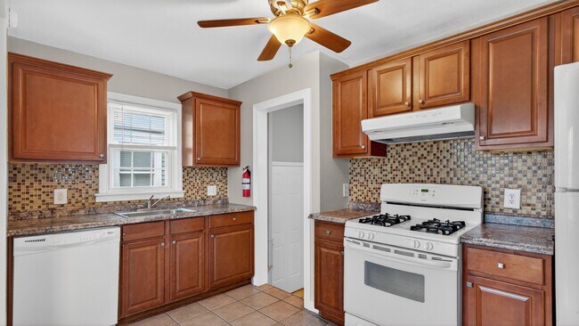 Foto del edificio - 648 Mayflower Ave