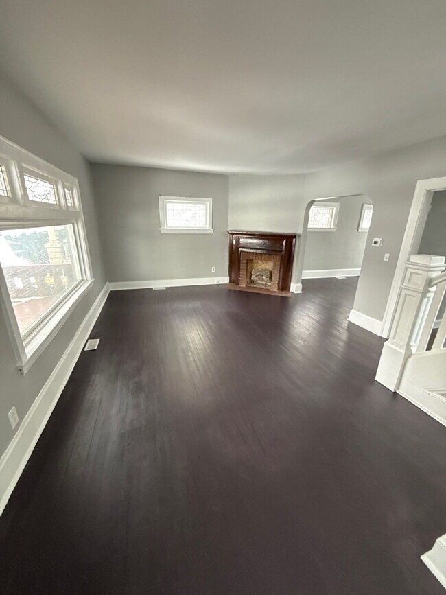 Building Photo - "Charming 3-Bed, 1.5-Bath on East 124th"