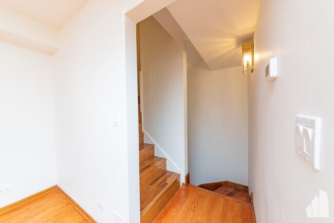 Foto del edificio - 925 W Lawrence Ave