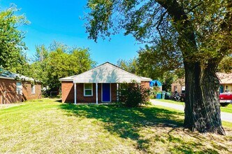 Building Photo - 533 E Douglas Dr