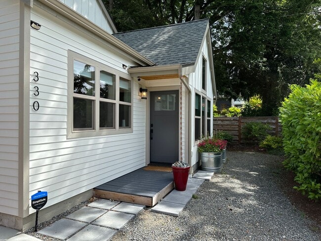 Building Photo - Charming Home with Modern Amenities and Convenient Location in Seattle