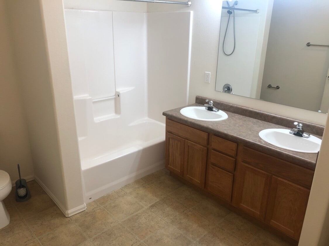 Master Bath - 2458 Brookwillow Loop