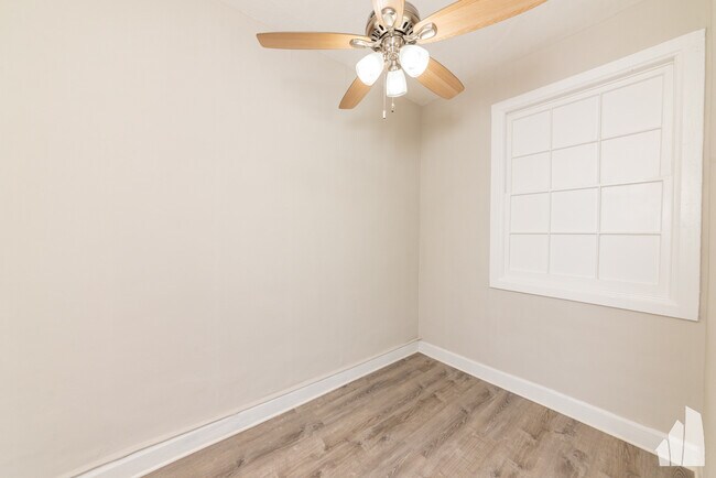 Foto del edificio - 1446 W Lexington St