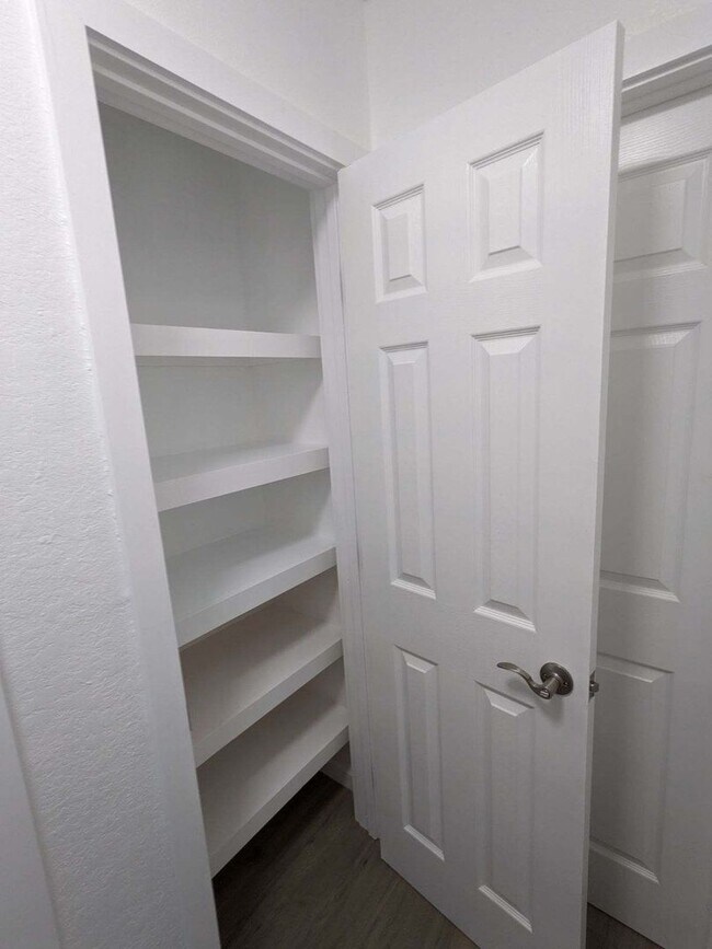 Foto del edificio - 2 Bedroom 1 Bath Townhouse w/ 1 Parking Stall.