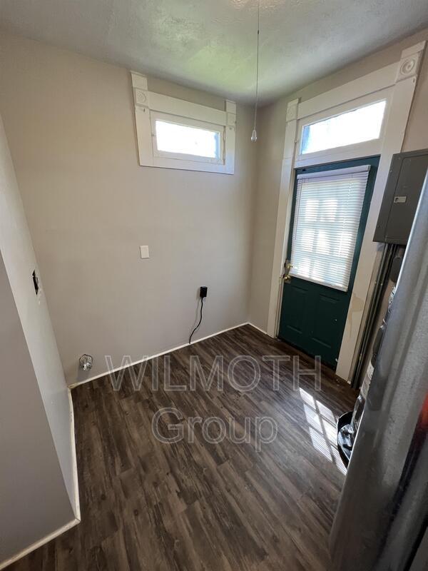 Building Photo - 133 N Muessing St