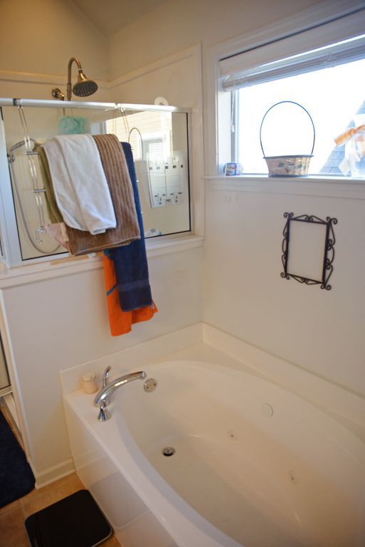 Master bathroom jacuzzi - 1378 Island Place East