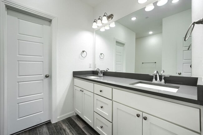 Foto del edificio - 4-bed, 2.5-bath Luruary Townhome in Frisco