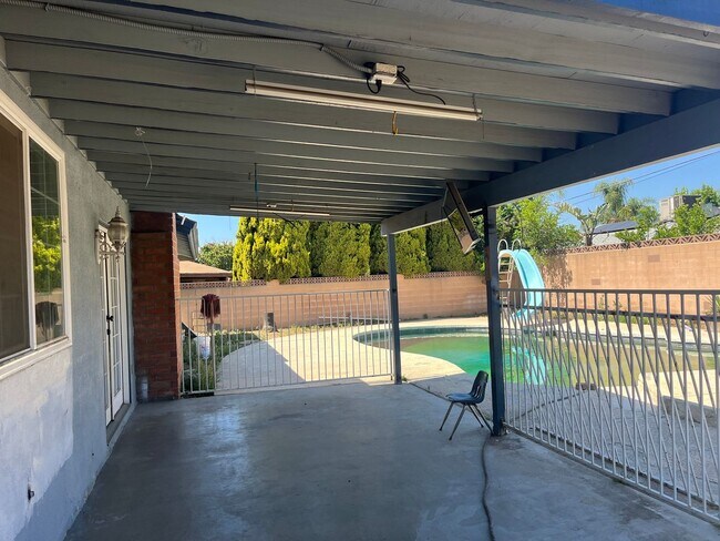 Building Photo - Large 3 Bed. 2 Bath with Pool