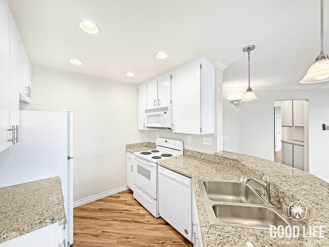 Foto del edificio - Amazing 1B/1BA Condo in Mira Mesa for Rent With Garage and Laundry!