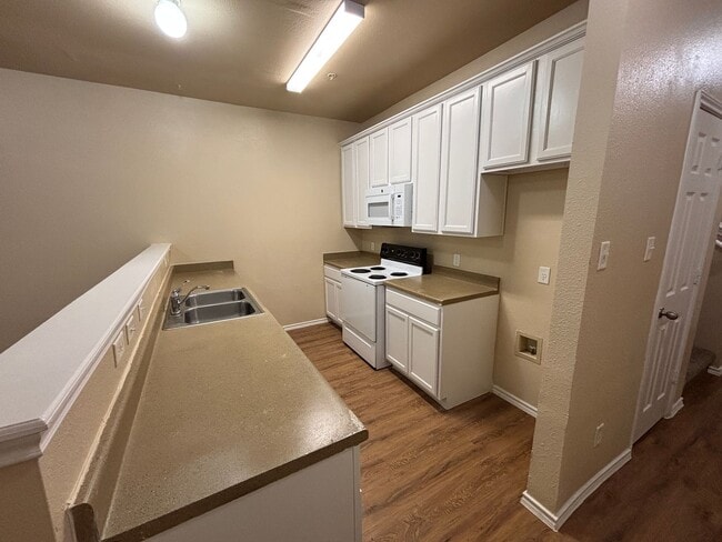 Building Photo - Fantastic 2-Story Townhome with 1-Car Gara...
