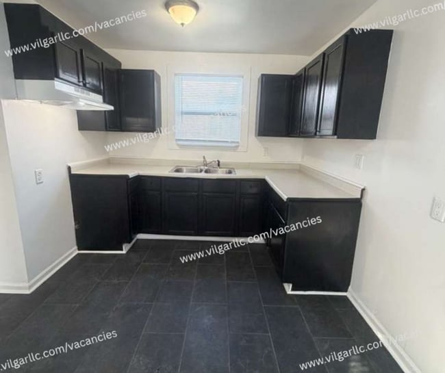 Building Photo - Spacious 2 Bedrooms • 1 Bathroom Home