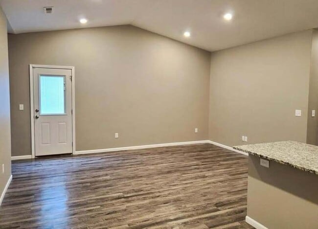 Building Photo - 454 S Longbranch Dr