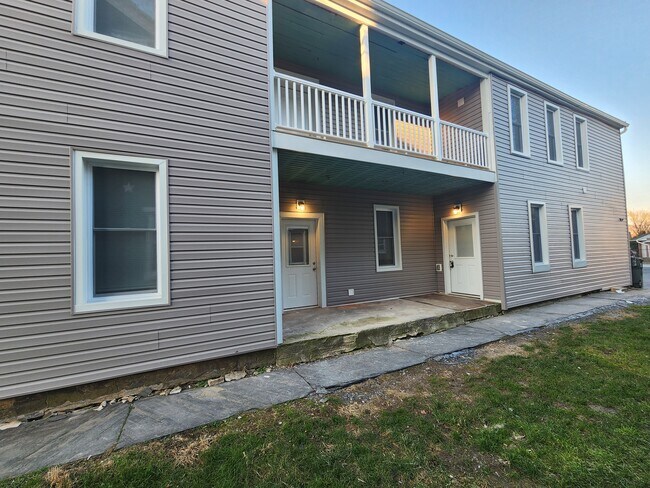 Shows rear entry and upper deck - 115 N Franklin St