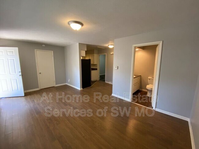 Building Photo - 1337 E Elm St