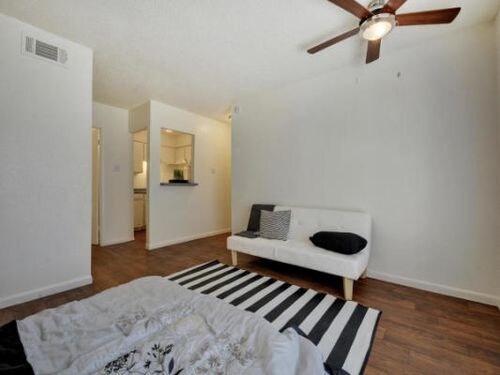 Building Photo - 2520 Elmont Dr