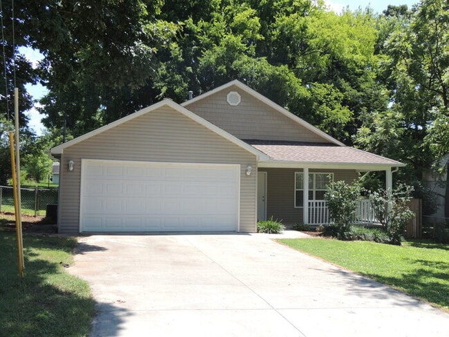 Building Photo - 3 Bed, 2 Bath w/ covered porch and patio!
