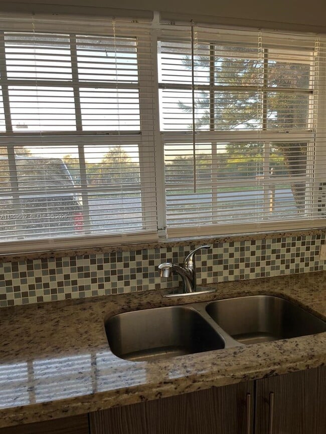 Foto del edificio - 3721 SW 62nd Ave