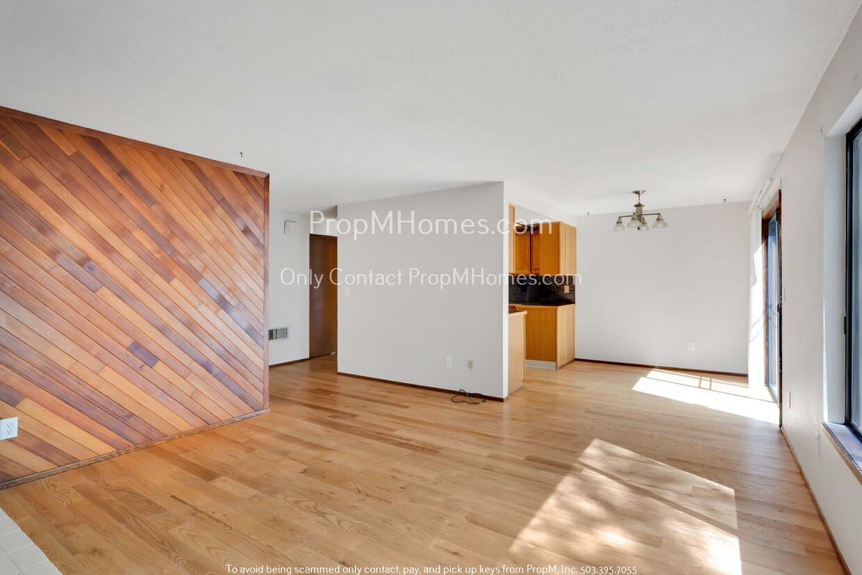 Primary Photo - Two Bedroom, Charming Townhouse In the Hea...