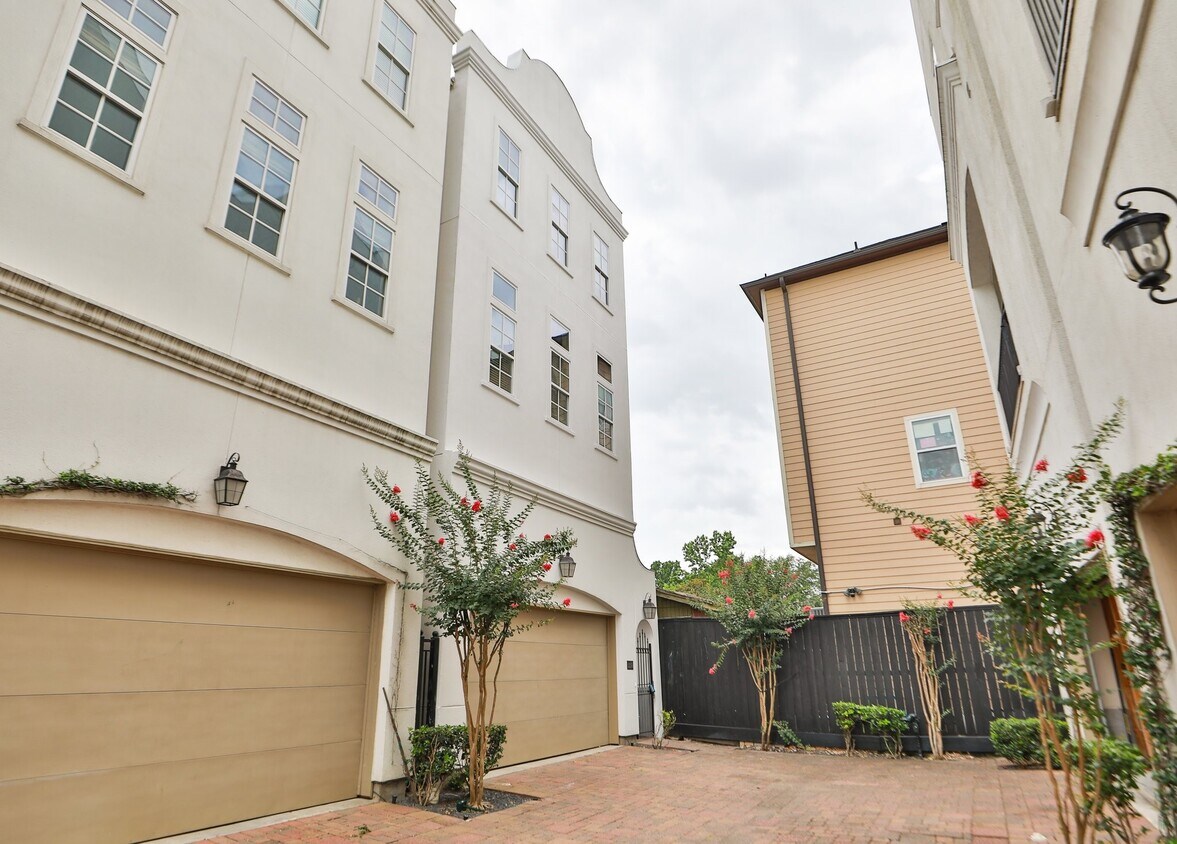 Foto principal - 1250 W 23rd St