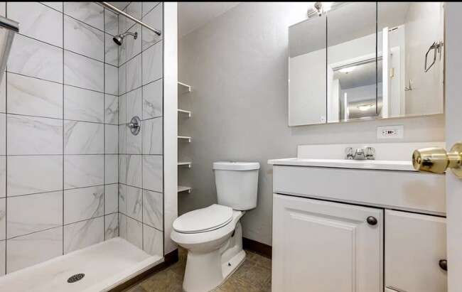 Building Photo - 2325 S Linden Ct