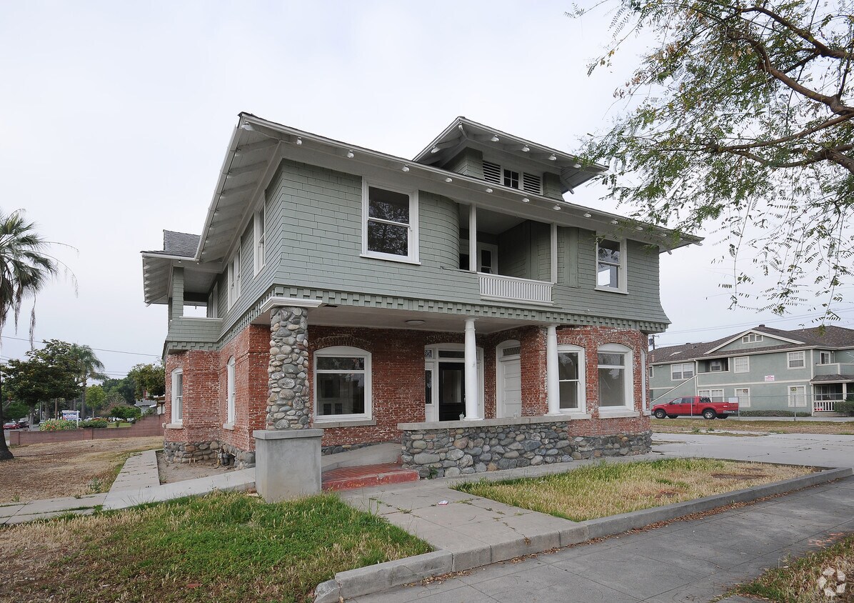 230 W Almond Ave, Orange, CA 92866 Apartments in Orange, CA