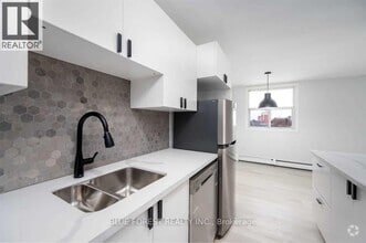 Building Photo - 931-931 Wonderland Rd S