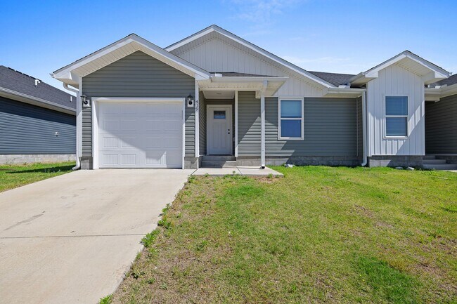 Building Photo - Amazing 3 Bedroom Duplex Available Now!