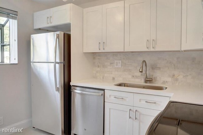 Foto del edificio - 703 Gardens Dr