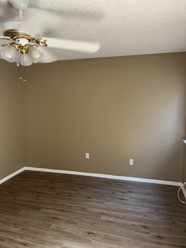 Building Photo - 820 Meadow Glen Ave