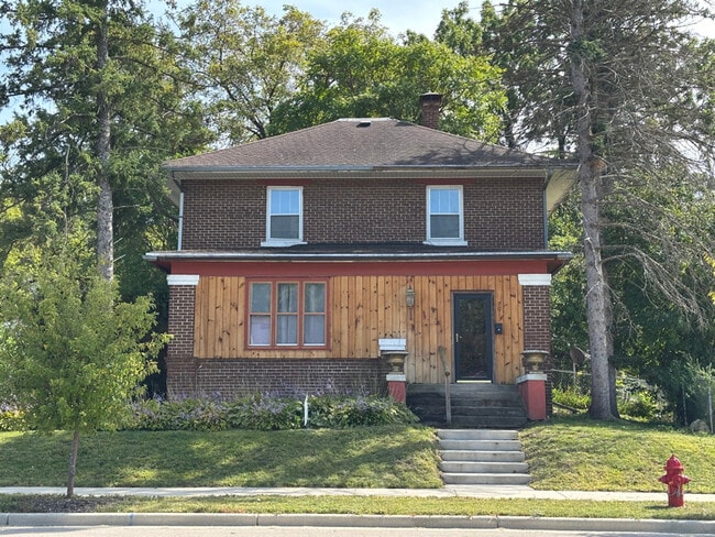 Building Photo - 701 S Main St