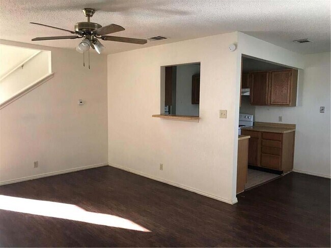 Foto del edificio - 6107 Parkwood Dr