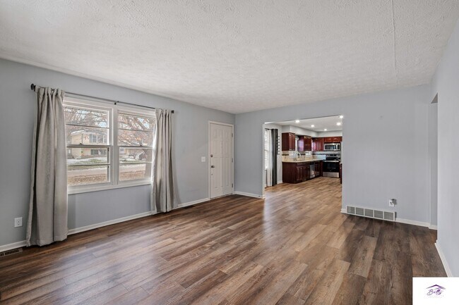 Foto del edificio - WELCOME HOME! AVAILABLE NOW!