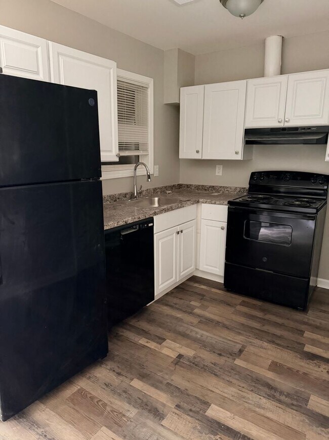 Foto del edificio - Newly Renovated 2-Bedroom Townhouse in a Prime Location!
