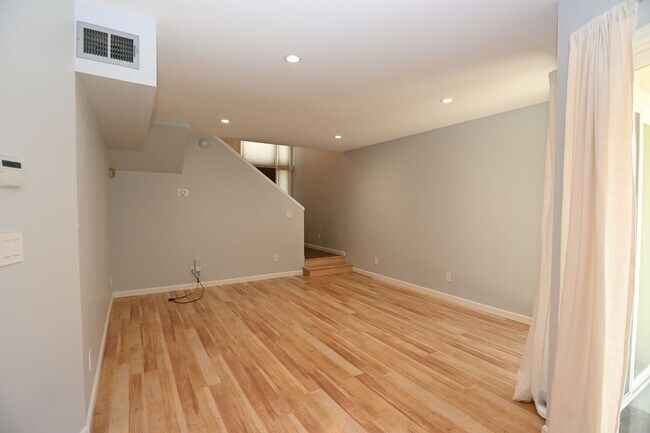 Building Photo - 2bd / 2.5 bath Townhome w/ Garage & AC, Ne...