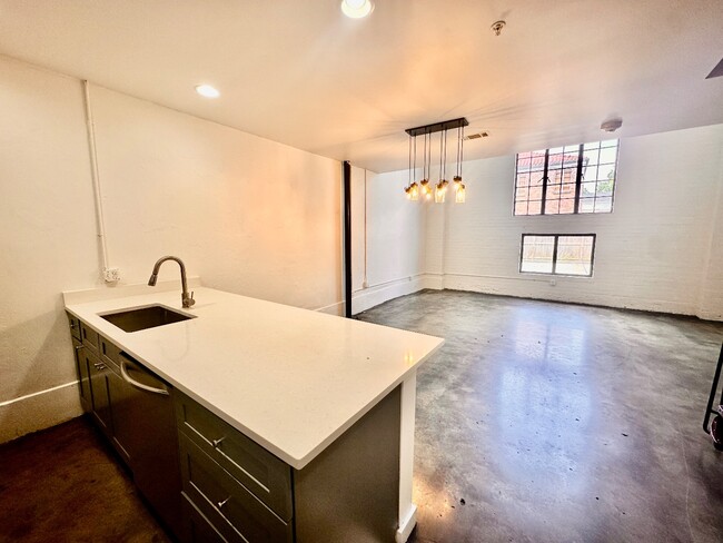 Building Photo - Spacious 1-Bed, 1.5-Bath with In-Unit Laundry + Off-Street Parking in the Heart of New Orleans