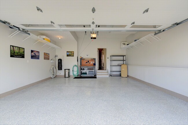 Extremely clean attached 2-car garage - 532 Beachcliff Row Dr