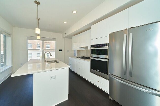 Foto del edificio - Sweet 2 Bed 2 Full Bath Downtown Indy Condo with Balcony Views!
