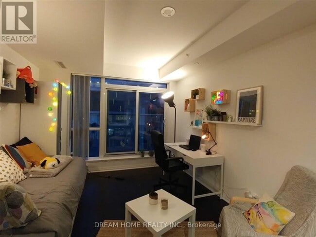 Building Photo - 8 Mercer St