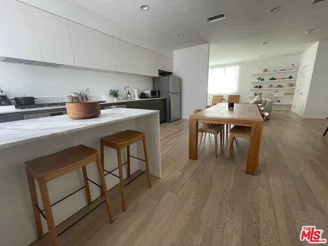 Building Photo - 644 N Commonwealth Ave