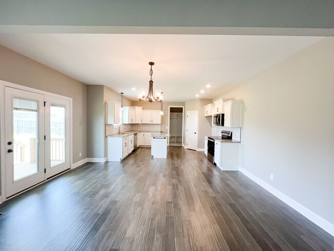 Building Photo - 5 Bedroom 2 1/2 Bathroom Home